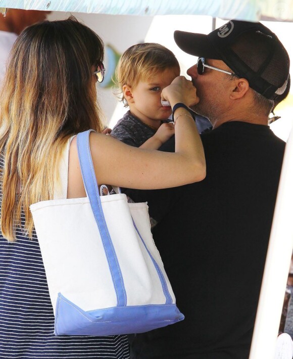Selma Blair a passé la journée du dimanche 7 juillet 2013 avec son ex-compagnon Jason Bleick et leur fils Arthur, au Farmers Market de Studio City à Los Angeles. Au programme : tour en train, château gonflable et découverte des animaux de la ferme.
