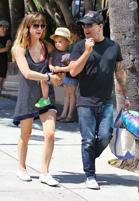 Selma Blair a passé la journée du dimanche 7 juillet 2013 avec son ex-compagnon Jason Bleick et leur fils Arthur, au Farmers Market de Studio City à Los Angeles. Au programme : tour en train, château gonflable et découverte des animaux de la ferme.