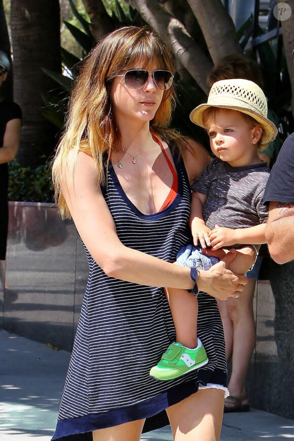 Selma Blair a passé la journée du dimanche 7 juillet 2013 avec son ex-compagnon Jason Bleick et leur fils Arthur, au Farmers Market de Studio City à Los Angeles. Au programme : tour en train, château gonflable et découverte des animaux de la ferme.