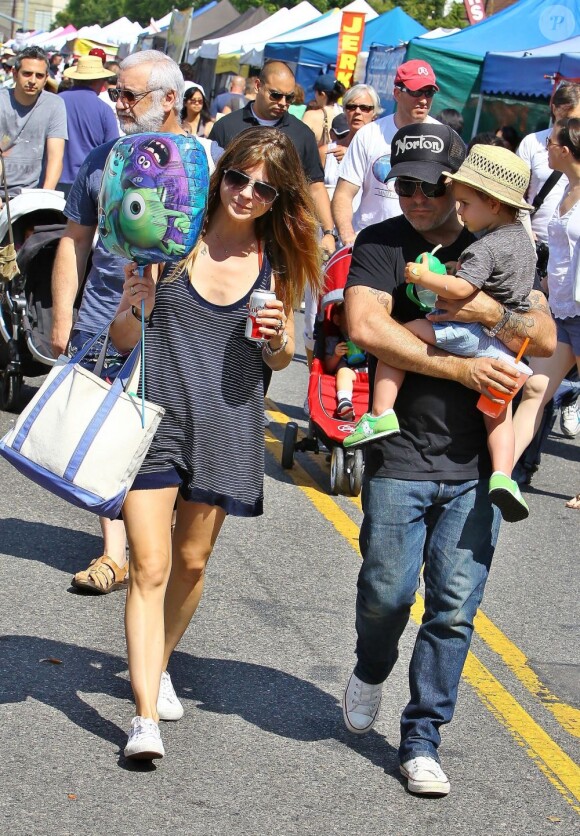 Selma Blair a passé la journée du dimanche 7 juillet 2013 avec son ex-compagnon Jason Bleick et leur fils Arthur, au Farmers Market de Studio City à Los Angeles. Au programme : tour en train, château gonflable et découverte des animaux de la ferme.