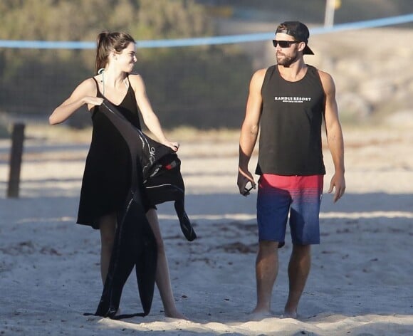 Kendall Jenner et son frère Brody font du surf, à Malibu, pour les besoins de la télé réalité Keeping Up With The Kardashians, le 8 juillet 2013.