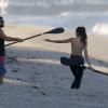 Kendall Jenner et son frère Brody Jenner font du surf, à Malibu, pour les besoins de la télé réalité Keeping Up With The Kardashians, le 8 juillet 2013.