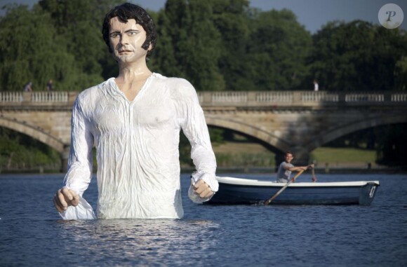 L'immense statue de Mark Darcy dans le lac Serpentine de Hyde Park, qui fait référence à une scène - celle "du lac" - du téléfilm de la BBC inspiré de l'oeuvre de Jane Austen, Orgueil et préjugés. Dans la série, c'est Colin Firth qui incarne Mark Darcy, d'où la ressemblance de la statue avec l'acteur. La sculpture célèbre le lancement d'une nouvelle chaîne de télévision britannique, Drama, le 8 juillet 2013, et sera transportée dans tout le pays.