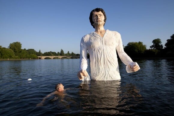 L'immense statue de Mark Darcy dans le lac Serpentine de Hyde Park, qui fait référence à une scène - celle "du lac" - du téléfilm de la BBC inspiré de l'oeuvre de Jane Austen, Orgueil et préjugés. Dans la série, c'est Colin Firth qui incarne Mark Darcy, d'où la ressemblance de la statue avec l'acteur. La sculpture célèbre le lancement d'une nouvelle chaîne de télévision britannique, Drama, le 8 juillet 2013, et sera transportée dans tout le pays.