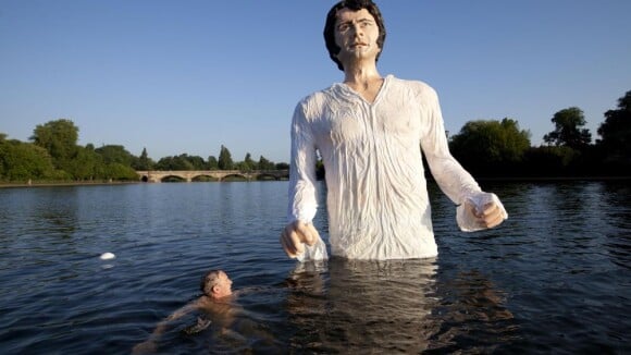 Colin Firth en chemise mouillée et kitsch : l'improbable statue de Mark Darcy