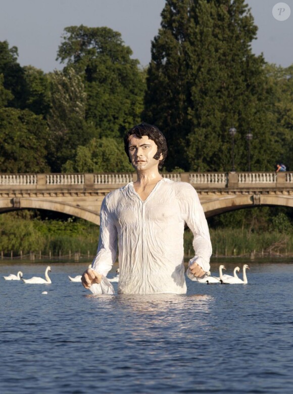 L'immense statue de Mark Darcy dans le lac Serpentine de Hyde Park, qui fait référence à une scène - celle "du lac" - du téléfilm de la BBC inspiré de l'oeuvre de Jane Austen, Orgueil et préjugés. Dans la série, c'est Colin Firth qui incarne Mark Darcy, d'où la ressemblance de la statue avec l'acteur. La sculpture célèbre le lancement d'une nouvelle chaîne de télévision britannique, Drama, le 8 juillet 2013, et sera transportée dans tout le pays.