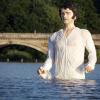 L'immense statue de Mark Darcy dans le lac Serpentine de Hyde Park, qui fait référence à une scène - celle "du lac" - du téléfilm de la BBC inspiré de l'oeuvre de Jane Austen, Orgueil et préjugés. Dans la série, c'est Colin Firth qui incarne Mark Darcy, d'où la ressemblance de la statue avec l'acteur. La sculpture célèbre le lancement d'une nouvelle chaîne de télévision britannique, Drama, le 8 juillet 2013, et sera transportée dans tout le pays.