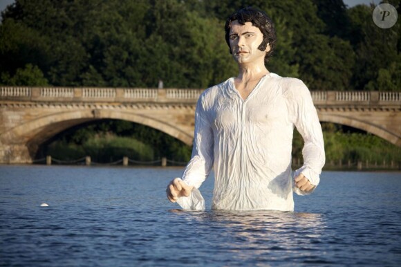 L'immense statue de Mark Darcy dans le lac Serpentine de Hyde Park, qui fait référence à une scène - celle "du lac" - du téléfilm de la BBC inspiré de l'oeuvre de Jane Austen, Orgueil et préjugés. Dans la série, c'est Colin Firth qui incarne Mark Darcy, d'où la ressemblance de la statue avec l'acteur. La sculpture célèbre le lancement d'une nouvelle chaîne de télévision britannique, Drama, le 8 juillet 2013, et sera transportée dans tout le pays.