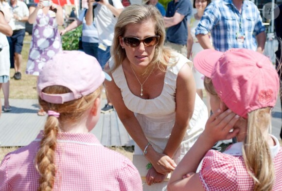 La comtesse Sophie de Wessex rencontrant des enfants lors de l'inauguration du RHS Butterfly Dome with Eden au RHS Hampton Court Flower Show dans le Surrey le 8 juillet 2013