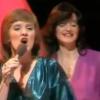 Bernie Nolan était la chanteuse principale de The Nolan Sisters. Ici dans l'émission culte "Top Of The Pops" avec leur plus gros tube, "I'm In The Mood For Dancing", en 1980.