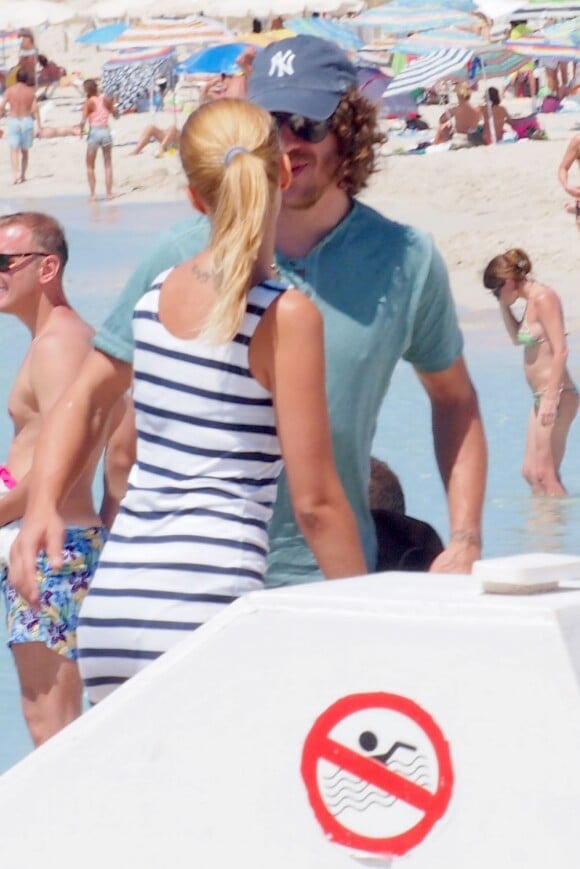 Carles Puyol en compagnie d'une belle blonde en vacances à Formentera le 7 juillet 2013