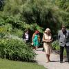 Camilla Parker Bowles en visite dans les jardins de Sir Harold Hillier à Ampfield, dans le Hampshire, le 10 juillet 2013, pour le soixantenaire du site.