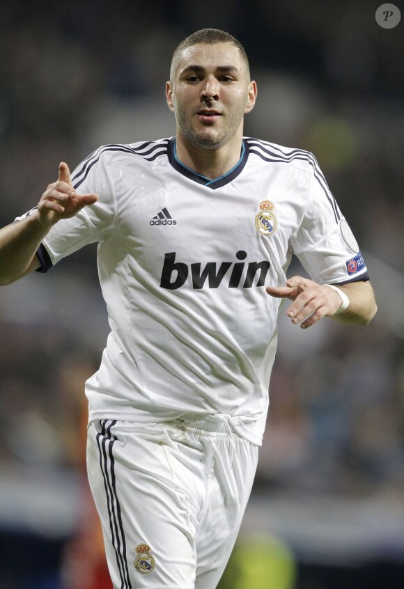 Karim Benzema après avoir marqué un but au Santiago Bernabeu à Madrid le 3 avril 2013