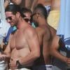 Ashley Cole profite de ses vacances à Marbella, entre piscine, alcool et jeunes femmes charmantes, le 6 juillet 2013