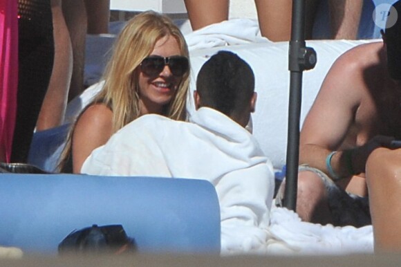 Ashley Cole en pleine conversation philosophique durant ses vacances à Marbella, le 6 juillet 2013