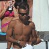 Ashley Cole profite de ses vacances à Marbella, entre piscine, alcool et jeunes femmes charmantes, le 6 juillet 2013