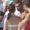 Ashley Cole se fait de nouvelles amies à Marbella, le 6 juillet 2013
