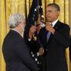 Le président Barack Obama récompense George Lucas lors de la remise des médailles nationales des arts à Washington le 10 juillet 2013