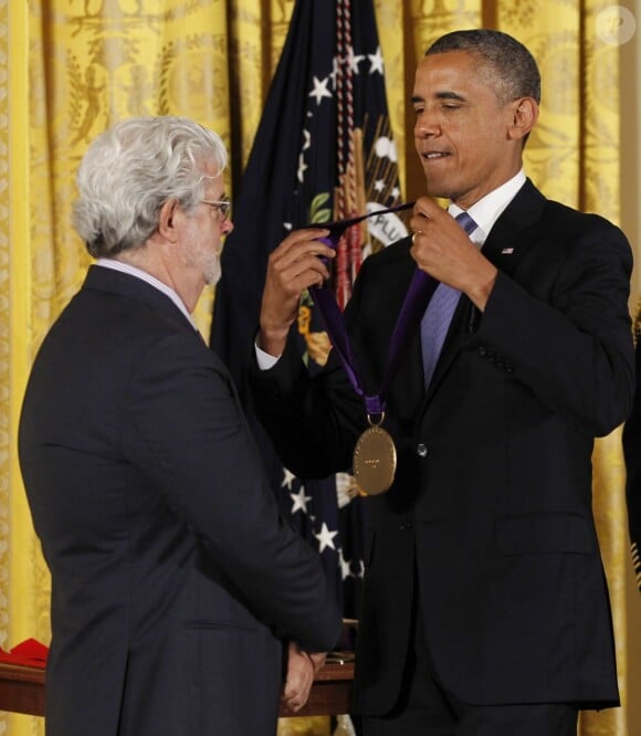 Le président Barack Obama récompense George Lucas lors de la remise des médailles nationales des arts à Washington le 10 juillet 2013