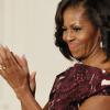 Michelle Obama applaudit le président Barack Obama qui récompense George Lucas lors de la remise des médailles nationales des arts à Washington le 10 juillet 2013