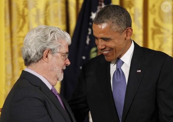 Le président Barack Obama récompense le producteur George Lucas lors de la remise des médailles nationales des arts à Washington le 10 juillet 2013