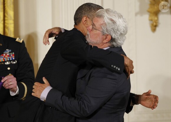 Le président Barack Obama embrasse George Lucas lors de la remise des médailles nationales des arts à Washington le 10 juillet 2013