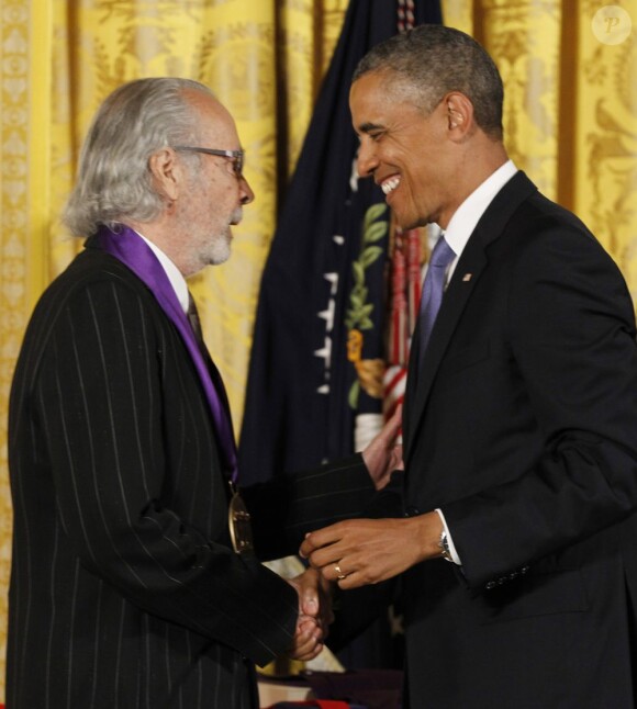 Le président Barack Obama récompense le trompettiste Herb Alpert lors de la remise des médailles nationales des arts à Washington le 10 juillet 2013