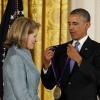 Le président Barack Obama récompense la soprano Renee Fleming lors de la remise des médailles nationales des arts à Washington le 10 juillet 2013