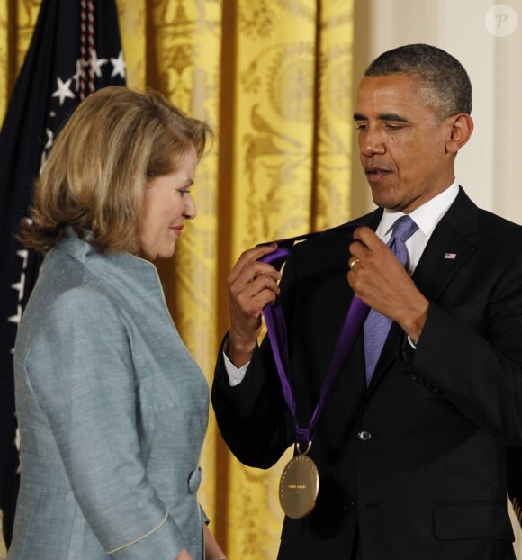 Le président Barack Obama récompense la soprano Renee Fleming lors de la remise des médailles nationales des arts à Washington le 10 juillet 2013