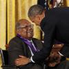 Le président Barack Obama récompense Ernest Gaines, auteur, lors de la remise des médailles nationales des arts à Washington le 10 juillet 2013