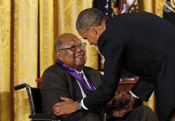Le président Barack Obama récompense Ernest Gaines, auteur, lors de la remise des médailles nationales des arts à Washington le 10 juillet 2013