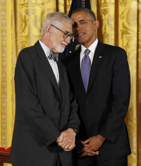 Le président Barack Obama récompense Laurie Olin, architecte, lors de la remise des médailles nationales des arts à Washington le 10 juillet 2013
