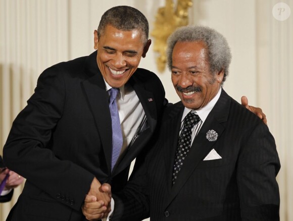 Le président Barack Obama récompense Allen Toussaint, compositeur et producteur, lors de la remise des médailles nationales des arts à Washington le 10 juillet 2013