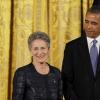 Le président Barack Obama récompense l'historienne Natalie Zemon Davis lors de la remise des médailles nationales des arts à Washington le 10 juillet 2013
