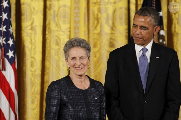 Le président Barack Obama récompense l'historienne Natalie Zemon Davis lors de la remise des médailles nationales des arts à Washington le 10 juillet 2013