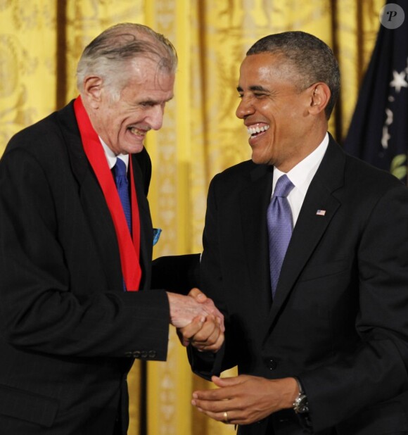 Le président Barack Obama récompense l'écrivain Frank Deford lors de la remise des médailles nationales des arts à Washington le 10 juillet 2013
