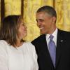 Le président Barack Obama récompense la comédienne, auteure et professeur Anna Deavere Smith lors de la remise des médailles nationales des arts à Washington le 10 juillet 2013