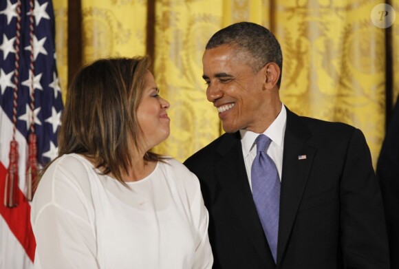 Le président Barack Obama récompense la comédienne, auteure et professeur Anna Deavere Smith lors de la remise des médailles nationales des arts à Washington le 10 juillet 2013