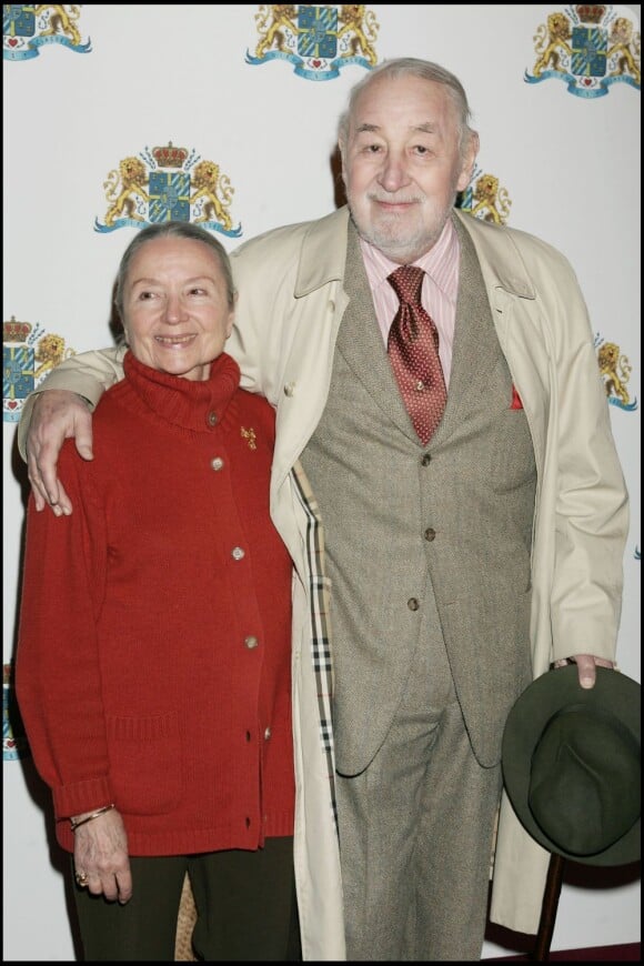 Philippe Noiret et sa femme Monique Chaumette lors de l'avant-première du film Palais Royal en 2005 à Paris