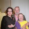 Philippe Noiret avec sa femme Monique Chaumette et leur fille Frédérique Noiret au théâtre de l'Atelier à Paris le 13 février 2001 pour la pièce L'Homme du hasard