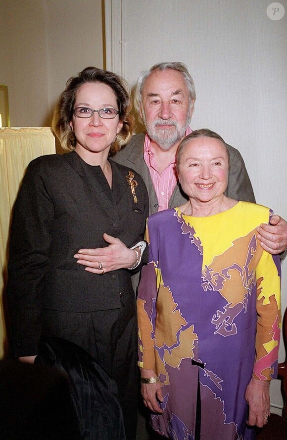 Philippe Noiret avec sa femme Monique Chaumette et leur fille Frédérique Noiret au théâtre de l'Atelier à Paris le 13 février 2001 pour la pièce L'Homme du hasard