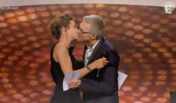 Laurent Ruquier et Virginie Guilhaume s'embrassent sur la bouche lors de la 28e cérémonie des Victoires de la Musique à Paris, le 8 février 2013.