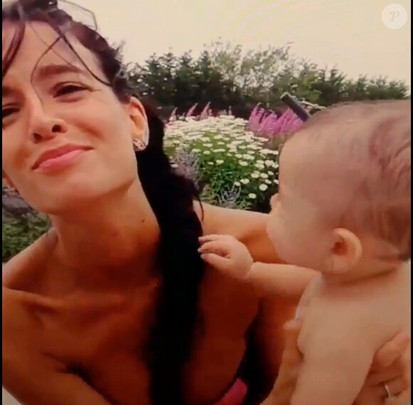 Jade Foret prend la pose avec sa petite Liva durant leurs vacances aux Hamptons, aux Etats-Unis en juillet 2013 - Instagram