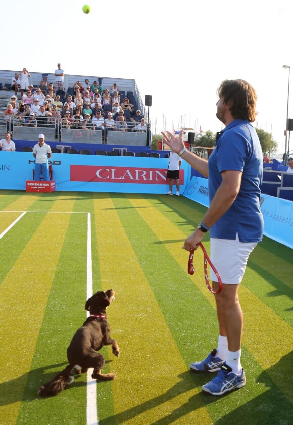 Henri Leconte avec son chien à Saint-Tropez le 12 juillet 2013 lors du 3e Classic Tennis Tour.
