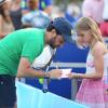 Cyril Hanouna signe un autographe à Saint-Tropez le 12 juillet 2013 lors du 3e Classic Tennis Tour.