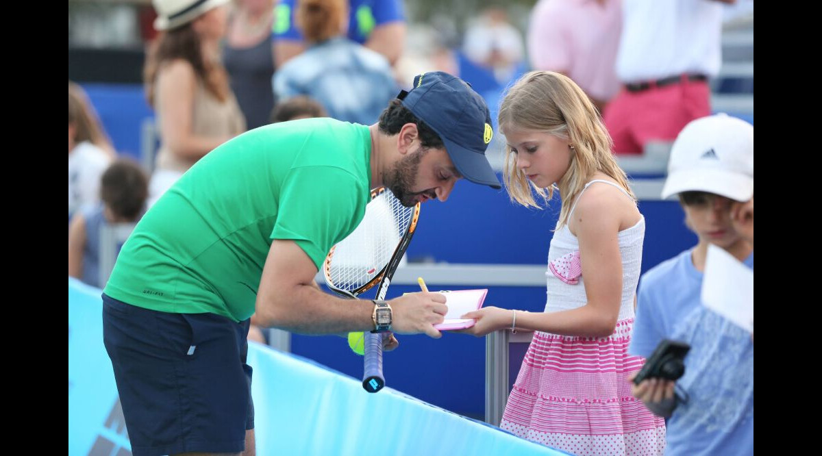 Photo Cyril Hanouna signe un autographe à SaintTropez le 12