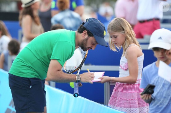 Cyril Hanouna signe un autographe à Saint-Tropez le 12 juillet 2013 lors du 3e Classic Tennis Tour.