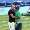 Cyril Hanouna et Alain Boghossian en pleine accolade à Saint-Tropez le 12 juillet 2013 lors du 3e Classic Tennis Tour.