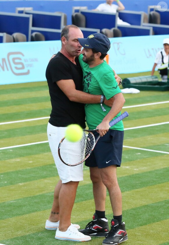 Cyril Hanouna et Alain Boghossian en pleine accolade à Saint-Tropez le 12 juillet 2013 lors du 3e Classic Tennis Tour.