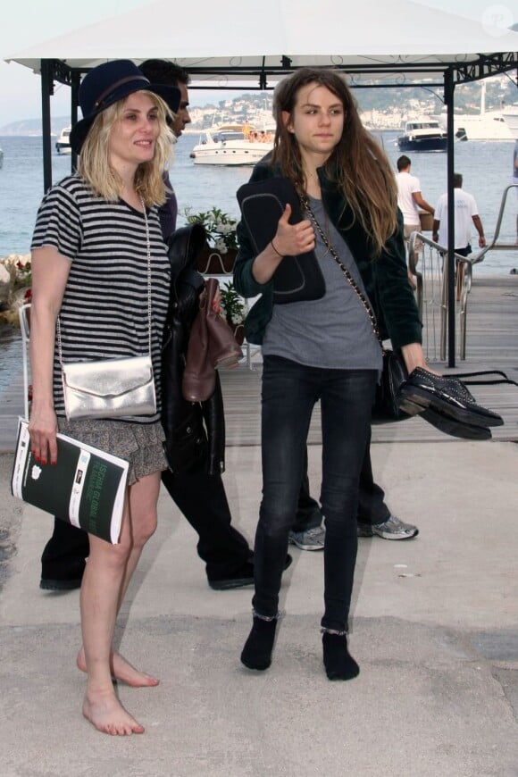 Emmanuelle Seigner et Morgane Polanski arrivant au Festival de cinéma et de musique d'Ischia le 13 juillet 2013